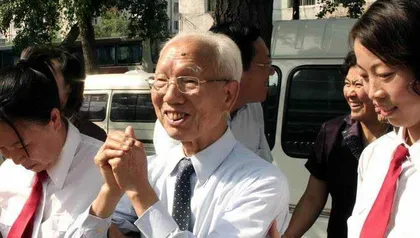中国最“吝啬”的亿万富翁:一双鞋穿10年,捐93所大学、1000多间图书馆…1