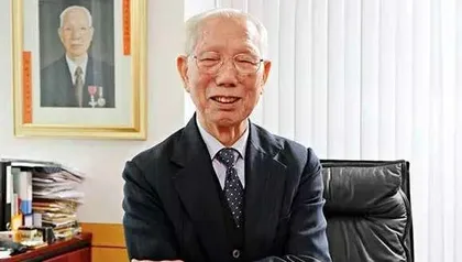中国最“吝啬”的亿万富翁:一双鞋穿10年,捐93所大学、1000多间图书馆…2