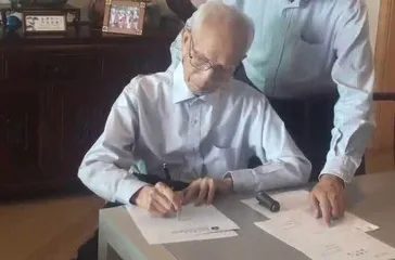 中国最“吝啬”的亿万富翁:一双鞋穿10年,捐93所大学、1000多间图书馆…3