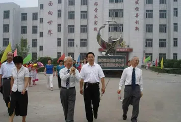中国最“吝啬”的亿万富翁:一双鞋穿10年,捐93所大学、1000多间图书馆…5