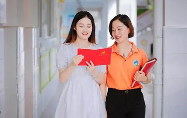 基于教师自我经验嬗变理论的“两课”研究路径