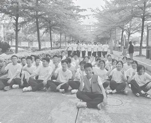 用爱心育人　为学生成长导航