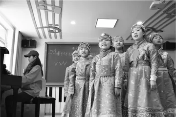 共绘民族团结进步同心圆