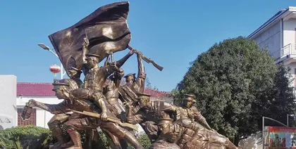 让红色成为乡村学校的亮丽底色