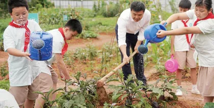 学校劳动教育璀璨绽放