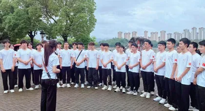 把伟大的长征精神埋进青年学生心里