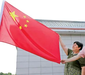 乡村教师夫妻的国旗情