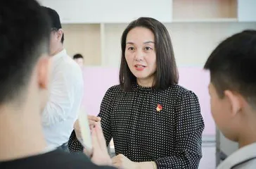用爱为“折翼天使”撑起一片蓝天
