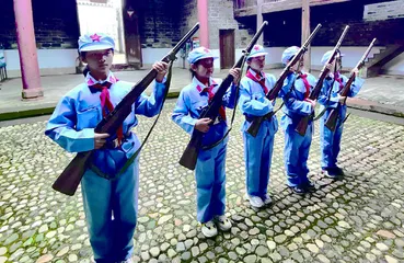 在孩子心底打上坚实的红色烙印