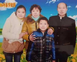 脱贫后,全家喜合一张影