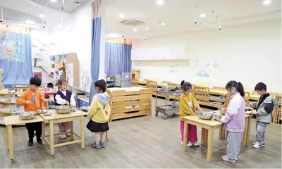 小心，别把餐盘打翻了