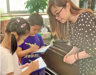 小树林里来了挖掘机