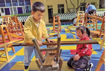 儿童在前，教师在后