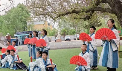 立足经典教育，书写现代教育新典范  