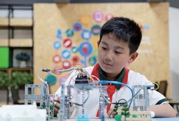 创建STEM教育品牌，建设优质特色学校