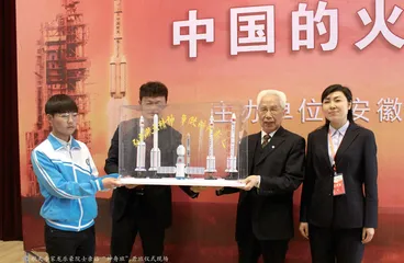 破土拔节，从缝隙中照进“弘毅”之光   