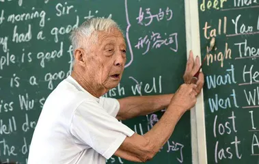 叶连平：风雨中走来的乡村大先生  
