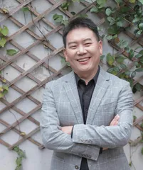 余党绪：以温和的姿态做理性“批判” 