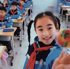 打造“七彩生活”教育，为学生编织幸福童年