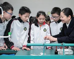 “五学”与“五育”并进，教书和育人并行