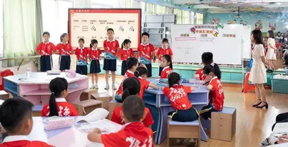 “一课两讲”：破解“双课程”实施难题