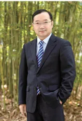 小镇深居不记年，手栽桃李满山川