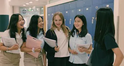 用校服点亮校园人文之美