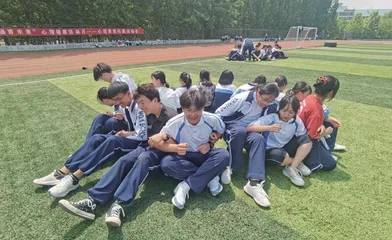 完善学校课程体系，提高学生综合素养  