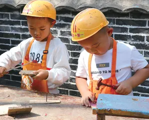 课程故事向左，现实困境向右  