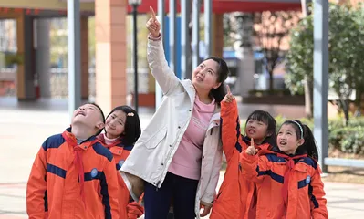 以“初心”守护“童心”，托起明天的太阳