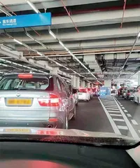 蜂拥北上购物忙,香港人“挤爆”深圳1
