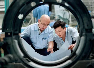全国人大代表、中国航天科工集团首席技师戴天方:年轻人不愿进工厂,怎么办?1