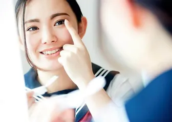 美瞳佩戴不当可能伤眼1