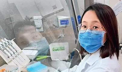 那根红色毛线，一边牵着妻子床头，一边牵着丈夫袖口