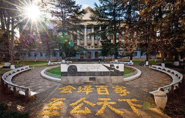 百年云大绽风华 扎根云岭谱新篇