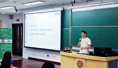 “烧鸡店”老板，站上北大讲台