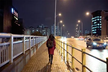 出门就遮脸的男友有何秘密1