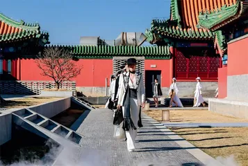 超越T台的时尚剧场 一体化表达服装灵魂