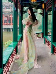超越T台的时尚剧场 一体化表达服装灵魂8