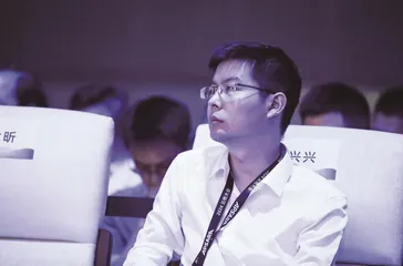 座谈会上的年轻人