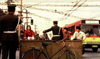 钻胡同的自行车
