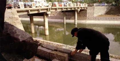 在水泥河里划船