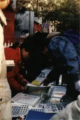 邮票：纸币之间