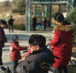 帮年轻人卸“养老托育”重担