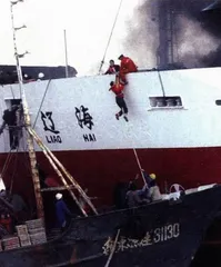 失火的“辽海”轮该向谁呼救1