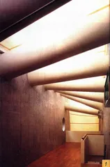 嵌在闹市的夹缝里