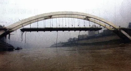 报道：“这桥不塌才怪呢”