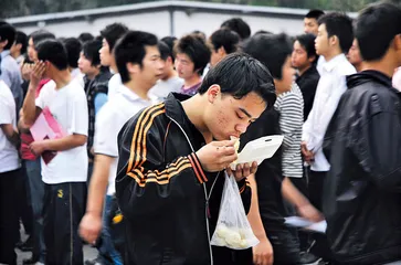 富士康：一座工厂与一个阶层的爱与恨4