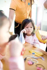 只多一点点:两个幼教机构，一个崭新阶层