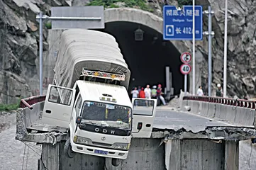 抢修彻底关大桥纪实2
